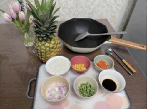 美味的菠萝炒饭的插图